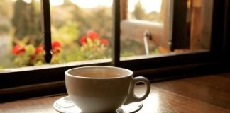 Lo specchio e il servizio da caffè